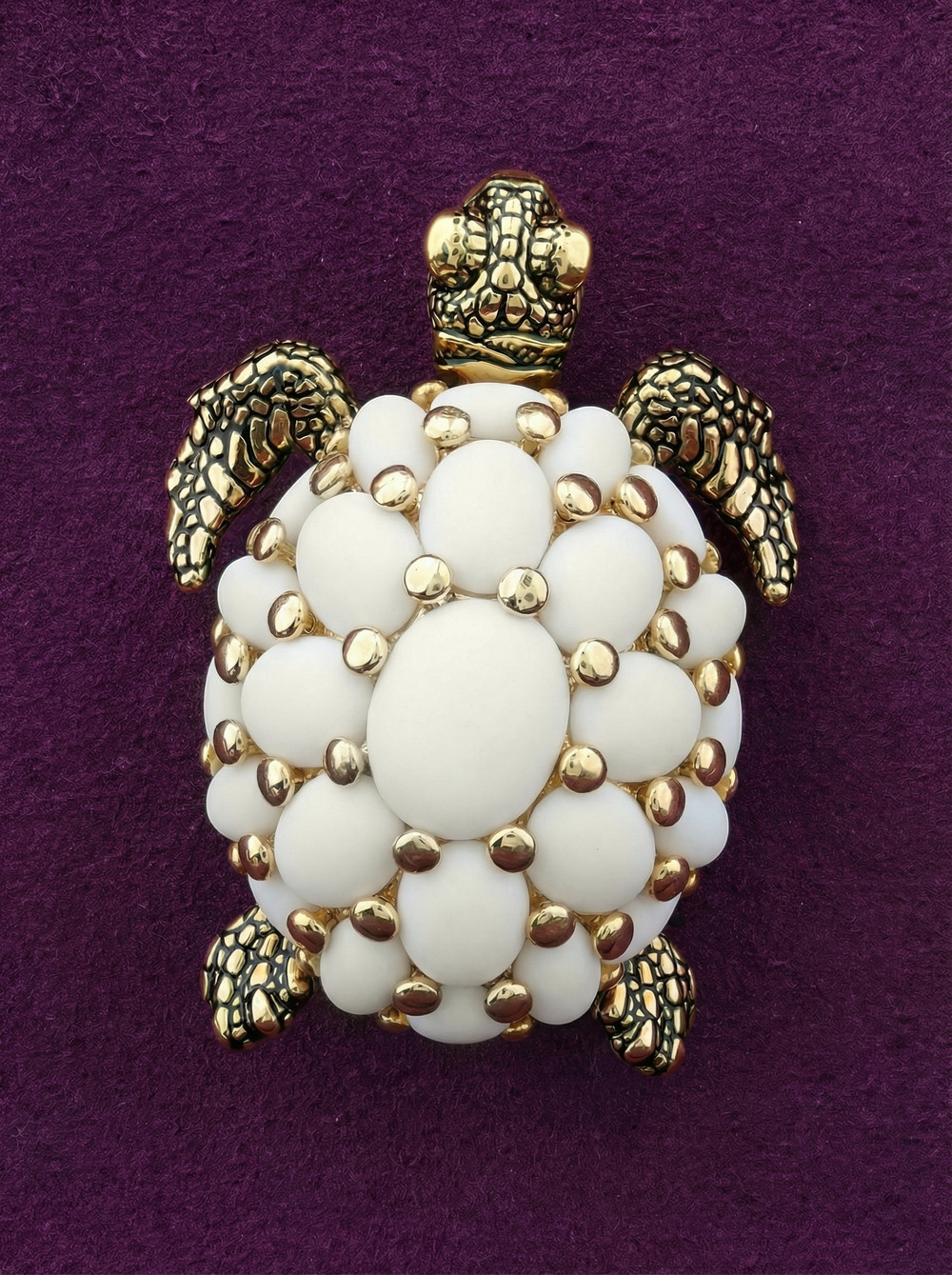 Брошь из лимонного золота c эмалью и бивнем мамонта