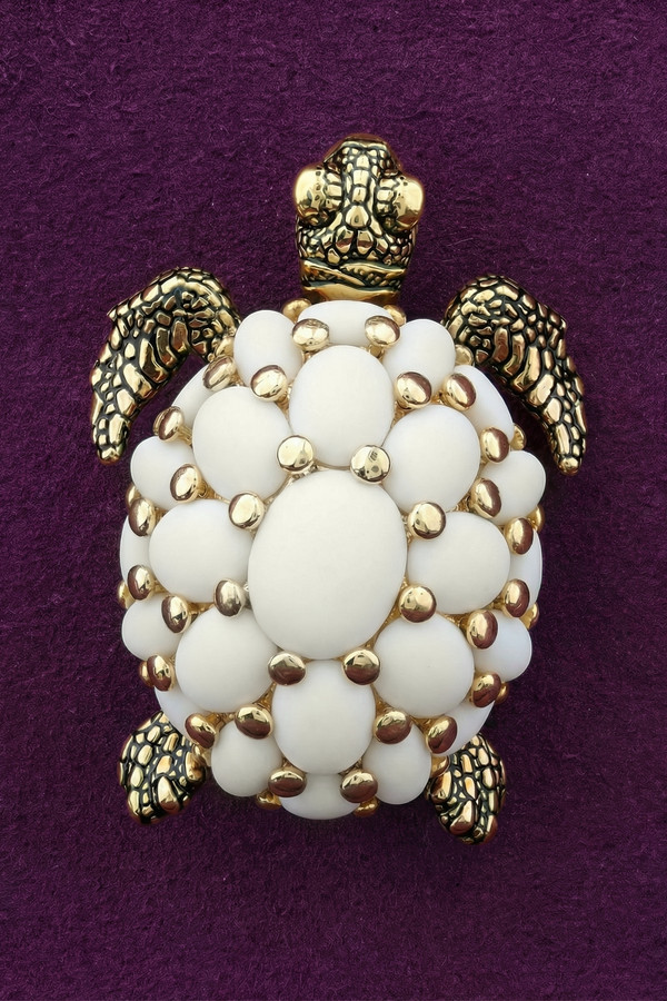 Брошь из лимонного золота c эмалью и бивнем мамонта