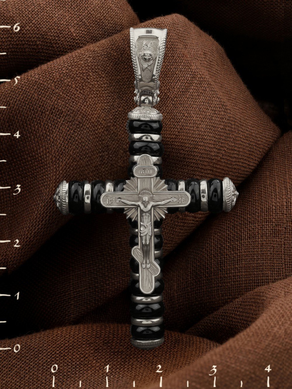 Крест из белого золота c ониксом