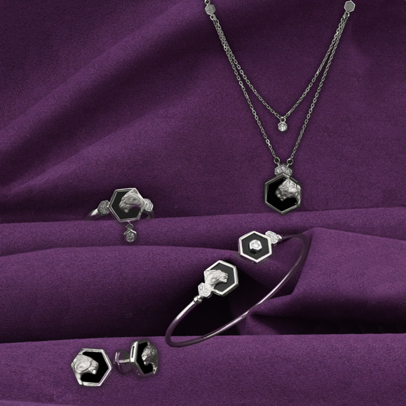 Кольцо из белого золота c бриллиантами и ониксом