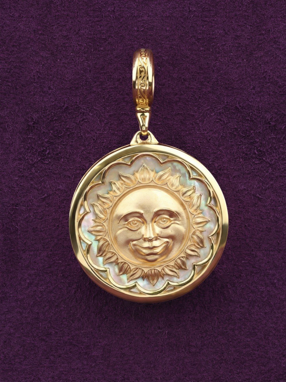 Подвеска из лимонного золота c ониксом и перламутром